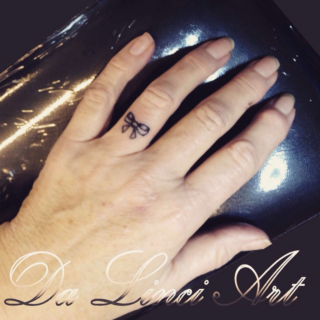 #tattoo #tattoos #strik #tattoostrik #bow #tattoobow #vingertattoo #fingertattoo