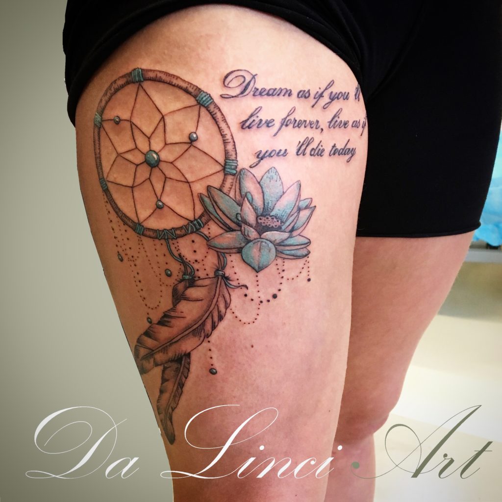 #dreamcatcher #dreamcatchertattoo #lotus #lotustattoo #writing #writingtattoo #feather #feathertattoo #bluetattoo #babybluetattoo #tattoowoman #dromenvanger #dromenvangertattoo #tattoo #tattoos #tattooshop #dalinciart #zwijndrecht